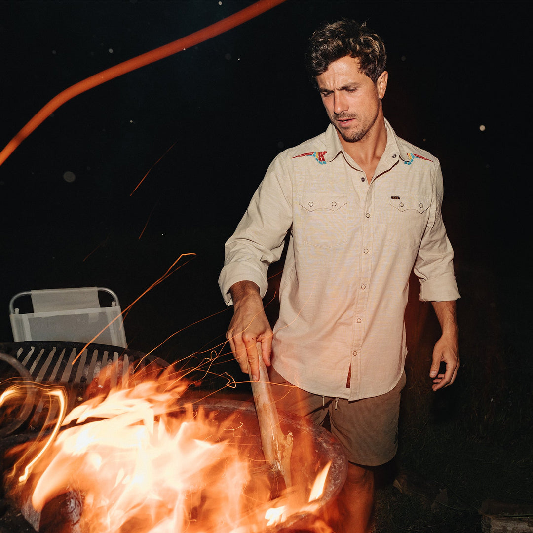 Howler Brothers Crosscut Deluxe Longsleeve, Parrot Patrol : Dune Chambray
